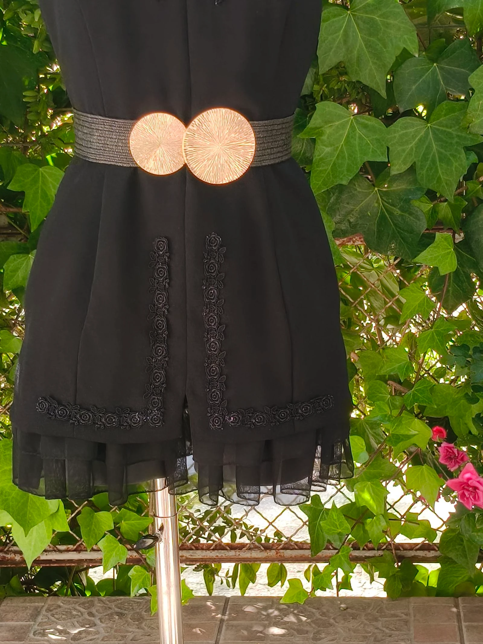 Vestido curto preto "Rosas Rojas" com guipur e gaze – photo 3